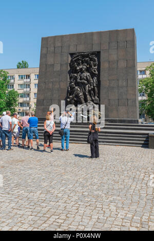 Ghetto-Helden-Denkmal, eine Gruppe von Touristen besucht das Ghetto-Helden-Denkmal, das an den Aufstand des jüdischen Ghettos in Warschau von 1943/1944 in Polen erinnert. Stockfoto