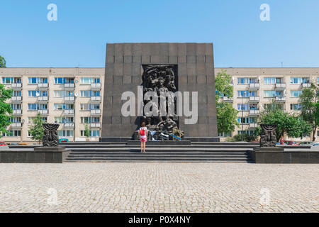 Ghetto Heroes Monument, Ansicht einer jungen Frau, die das Ghetto Heroes Monument besucht, das an den Warschauer jüdischen Ghetto-Aufstand von 1943 in Polen erinnert Stockfoto