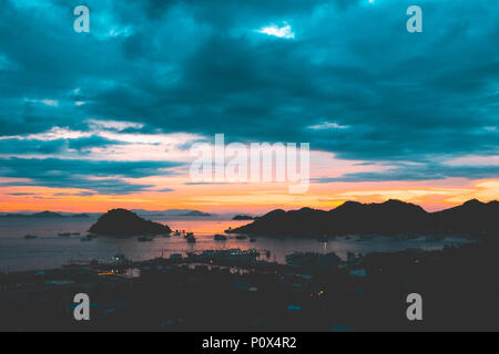 Blick auf die Labuan Bajo Hafen bei Dämmerung, Insel Flores (Nusa Tenggara Timur), Indonesien. Stockfoto