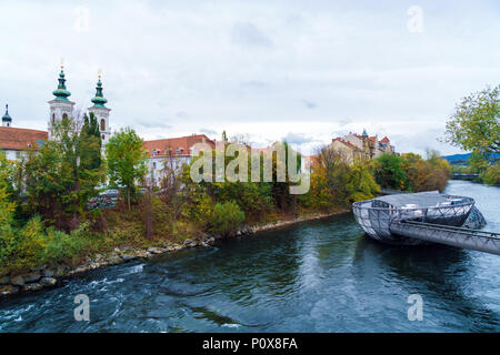 Mur und auf der Brücke Murinsel, Graz, Österreich Stockfoto