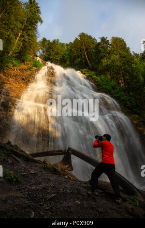 Mann genießen der schönen Wasserfall. In Bridal Veil Falls Provincial Park in der Nähe von Chilliwack, östlich von Vancouver, British Columbia, Kanada. Stockfoto