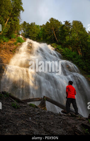 Mann genießen der schönen Wasserfall. In Bridal Veil Falls Provincial Park in der Nähe von Chilliwack, östlich von Vancouver, British Columbia, Kanada. Stockfoto