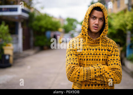 Junge multi-ethnischen asiatischer Mann in den Straßen im Außenbereich Stockfoto