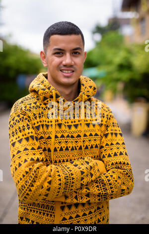 Junge multi-ethnischen asiatischer Mann in den Straßen im Außenbereich Stockfoto