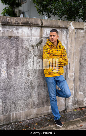Junge multi-ethnischen asiatischer Mann in den Straßen im Außenbereich Stockfoto
