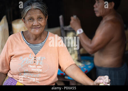 Eine Frau, Lächeln für die Kamera, CO2-Markt, Cebu City, Philippinen Stockfoto