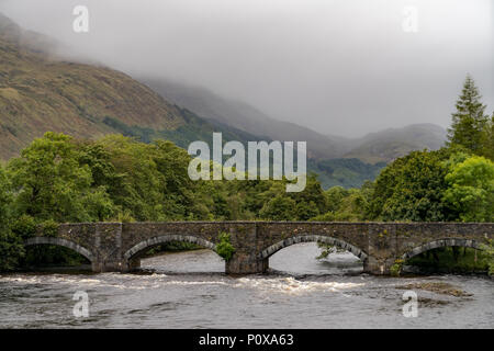 Brücke über den Fluss Gearr Abhainn an der Military Road, Highlands Schottland Stockfoto