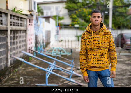 Junge multi-ethnischen asiatischer Mann in den Straßen im Außenbereich Stockfoto