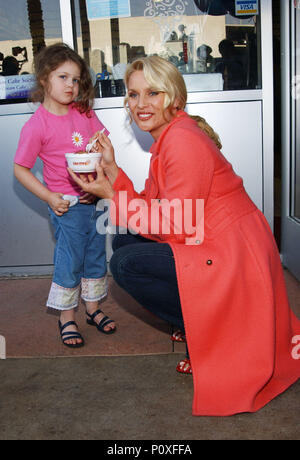 Nicolette Sheridan verleihen ihre Unterstützung zu diesem aktuellen Geldbeschaffungbemühung der Make a Wish Stiftung und wurde Celebrity Server an der Burbank Cold Stone Creamery Store in Los Angeles. April 25, 2005. 05 SheridanNicolette Red Carpet Event, Vertikal, USA, Filmindustrie, Prominente, Fotografie, Bestof, Kunst, Kultur und Unterhaltung, Topix Prominente Fashion/Vertikal, Besten, Event in Hollywood Leben - Kalifornien, Roter Teppich und backstage, USA, Film, Stars, Film Stars, TV Stars, Musik, Promis, Fotografie, Bestof, Kunst, Kultur und Unterhaltung, Topix Stockfoto