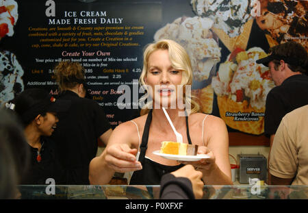 Nicolette Sheridan verleihen ihre Unterstützung zu diesem aktuellen Geldbeschaffungbemühung der Make a Wish Stiftung und wurde Celebrity Server an der Burbank Cold Stone Creamery Store in Los Angeles. April 25, 2005. 06 SheridanNicolette Red Carpet Event, Vertikal, USA, Filmindustrie, Prominente, Fotografie, Bestof, Kunst, Kultur und Unterhaltung, Topix Prominente Fashion/Vertikal, Besten, Event in Hollywood Leben - Kalifornien, Roter Teppich und backstage, USA, Film, Stars, Film Stars, TV Stars, Musik, Promis, Fotografie, Bestof, Kunst, Kultur und Unterhaltung, Topix Stockfoto