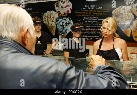 Nicolette Sheridan verleihen ihre Unterstützung zu diesem aktuellen Geldbeschaffungbemühung der Make a Wish Stiftung und wurde Celebrity Server an der Burbank Cold Stone Creamery Store in Los Angeles. April 25, 2005. 07 SheridanNicolette Red Carpet Event, Vertikal, USA, Filmindustrie, Prominente, Fotografie, Bestof, Kunst, Kultur und Unterhaltung, Topix Prominente Fashion/Vertikal, Besten, Event in Hollywood Leben - Kalifornien, Roter Teppich und backstage, USA, Film, Stars, Film Stars, TV Stars, Musik, Promis, Fotografie, Bestof, Kunst, Kultur und Unterhaltung, Topix Stockfoto