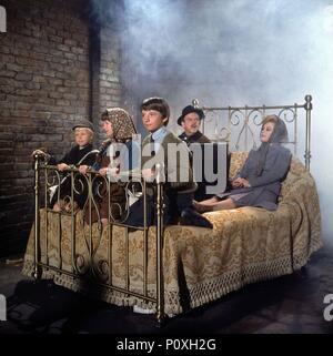 Original Film Titel: BEDKNOBS und Besen. Englischer Titel: BEDKNOBS und Besen. Regisseur: Robert Stevenson. Jahr: 1971. Stars: DAVID TOMLINSON; Angela Lansbury. Quelle: WALT DISNEY PICTURES/Album Stockfoto