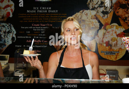 Nicolette Sheridan verleihen ihre Unterstützung zu diesem aktuellen Geldbeschaffungbemühung der Make a Wish Stiftung und wurde Celebrity Server an der Burbank Cold Stone Creamery Store in Los Angeles. April 25, 2005. 10 SheridanNicoletteA Red Carpet Event, Vertikal, USA, Filmindustrie, Prominente, Fotografie, Bestof, Kunst, Kultur und Unterhaltung, Topix Prominente Fashion/Vertikal, Besten, Event in Hollywood Leben - Kalifornien, Roter Teppich und backstage, USA, Film, Stars, Film Stars, TV Stars, Musik, Promis, Fotografie, Bestof, Kunst, Kultur und Unterhaltung, Topi Stockfoto