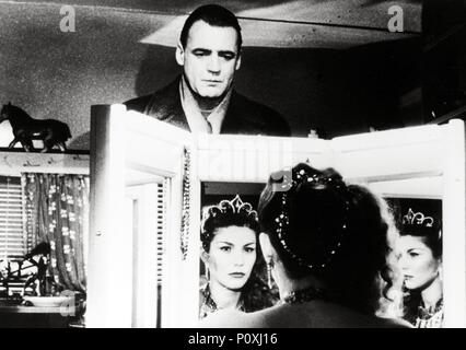 Original Film Titel: DER HIMMEL ÜBER BERLIN. Englischer Titel: FLÜGEL DER SEHNSUCHT. Regisseur: WIM WENDERS. Jahr: 1987. Stars: Bruno Ganz, Solveig Dommartin. Quelle: Westdeutscher Rundfunk/Album Stockfoto