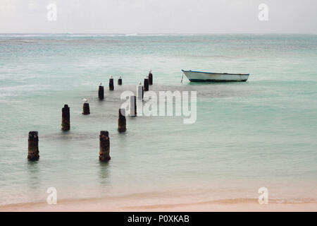 Unterstützung von zerstört Pier, Boot und das Meer. Anse de geschickt ein, Pointe-à-Pitre, Guadeloupe Stockfoto