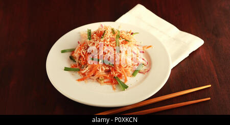 Vegan Salat mit Karotten und Rettich. Asiatische Küche. Gesunde vegetarische Vorspeise auf die runde Platte. Beilage. Einfach wenig Kalorien Mittagessen. Breite Foto. Stockfoto