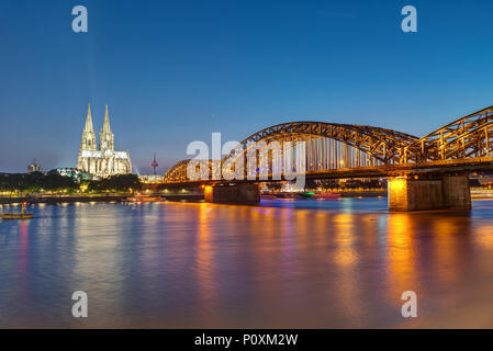 Den berühmten Kölner Dom und die Hohenzollern Railway Bridge bei Nacht Stockfoto