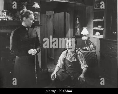 Original Film Titel: HOBSON'S CHOICE. Englischer Titel: HOBSON'S CHOICE. Regisseur: David Lean. Jahr: 1954. Stars: JOHN MILLS, BRENDA DE BANZIE. Credit: LONDON FILME/BRITISH LION/Album Stockfoto