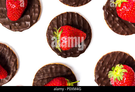 Runde Erdbeere cookies Dessert auf weißem Hintergrund der Ansicht von oben Stockfoto