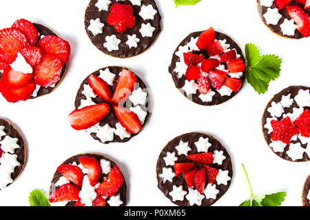 Runde Erdbeere cookies Dessert auf weißem Hintergrund der Ansicht von oben Stockfoto