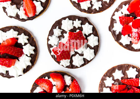 Runde Erdbeere cookies Dessert auf weißem Hintergrund der Ansicht von oben Stockfoto