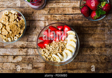 Frühstück Müsli mit Banane und Erdbeere für gesundes Essen Stockfoto