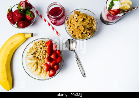 Frühstück Müsli mit Banane und Erdbeere für gesundes Essen Stockfoto