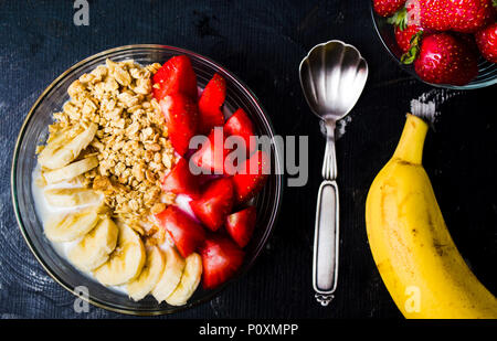 Frühstück Müsli mit Banane und Erdbeere für gesundes Essen Stockfoto