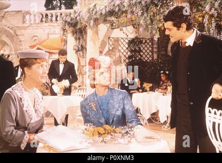 Original Film Titel: GELBE ROLLS ROYCE, DIE. Englischer Titel: GELBE ROLLS ROYCE, DIE. Regisseur: ANTHONY ASQUITH. Jahr: 1964. Stars: Joyce Grenfell; Ingrid Bergman; Omar Sharif. Credit: M.G.M/Album Stockfoto