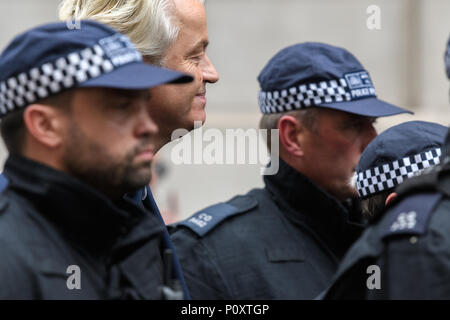 London, Großbritannien. 9. Juni 2018. Geert Wilders ist ein großer Polizeieskorte entlang King Charles Street gegeben nach der Adressierung einer Masse in Whitehall (außerhalb der Downing Street, London, England), die am 9. Juni 2018 versammelt hatten, über die Inhaftierung von Tommy Robinson zu protestieren. Quelle: Michael Foley/Alamy leben Nachrichten Stockfoto