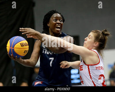 Bulacan, Philippinen. 10 Juni, 2018. Christelle Diallo (L) von Frankreich konkurriert gegen Evita Herminjard der Schweiz während der Frauen Pool B Match in der FIBA 3x3 Wm in der Provinz Bulacan, die Philippinen, 10. Juni 2018. Frankreich gewann 21-16. Credit: rouelle Umali/Xinhua/Alamy leben Nachrichten Stockfoto