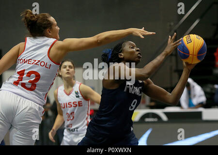 Bulacan, Philippinen. 10 Juni, 2018. Alice Nayo (R) von Frankreich schießt den Ball gegen Cinzia Tomezzoli der Schweiz während der Frauen Pool B Match in der FIBA 3x3 Wm in der Provinz Bulacan, die Philippinen, 10. Juni 2018. Frankreich gewann 21-16. Credit: rouelle Umali/Xinhua/Alamy leben Nachrichten Stockfoto