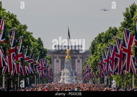 London, Großbritannien. 9. Juni 2018. Eine A400M in den Flypast über riesige Menschenmengen in der Mall - Geburtstag der Königin Parade, populärer als die Farbe bekannt. Die Coldstream Guards Truppe ihre Farbe., Kredit: Guy Bell/Alamy leben Nachrichten Stockfoto