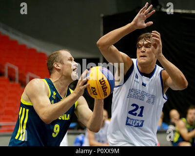 Bulacan, Philippinen. 10 Juni, 2018. Gasper Ovnik (L) von Slowenien schießt den Ball gegen Malik - kalev Kotsar Estlands während der Men's Pool B Match in der FIBA 3x3 Wm in der Provinz Bulacan, die Philippinen, 10. Juni 2018. Slowenien gewann 21-15. Credit: rouelle Umali/Xinhua/Alamy leben Nachrichten Stockfoto