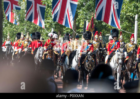 London, Großbritannien. Vom 9. Juni 2018. Königin Elizabeth II. an die Farbe 2018 ohne Prinz Philip. Credit: Benjamin Wareing/Alamy Live Nachrichten London, UK. Vom 9. Juni 2018. TRH der Prinz von Wales, Prinz William, Prinz Andrew und Prinzessin Anne Begleitung der Königin an die Farbe 2018 auf dem Rücken der Pferde. Stockfoto