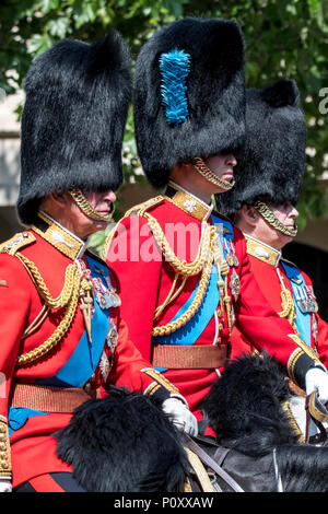 London, Großbritannien. Vom 9. Juni 2018. Königin Elizabeth II. an die Farbe 2018 ohne Prinz Philip. Credit: Benjamin Wareing/Alamy Live Nachrichten London, UK. Vom 9. Juni 2018. TRH der Prinz von Wales, Prinz William, Prinz Andrew und Prinzessin Anne Begleitung der Königin an die Farbe 2018 auf dem Rücken der Pferde. Stockfoto