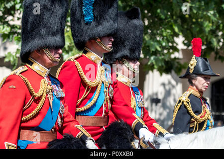 London, Großbritannien. Vom 9. Juni 2018. Königin Elizabeth II. an die Farbe 2018 ohne Prinz Philip. Credit: Benjamin Wareing/Alamy Live Nachrichten London, UK. Vom 9. Juni 2018. TRH der Prinz von Wales, Prinz William, Prinz Andrew und Prinzessin Anne Begleitung der Königin an die Farbe 2018 auf dem Rücken der Pferde. Stockfoto