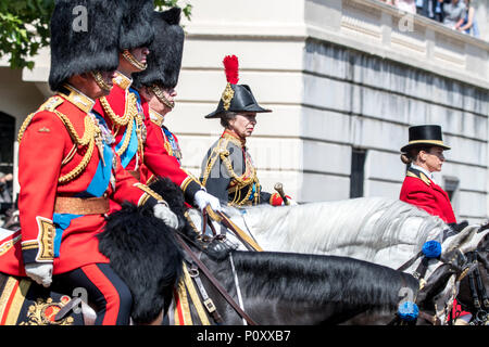 London, Großbritannien. Vom 9. Juni 2018. Königin Elizabeth II. an die Farbe 2018 ohne Prinz Philip. Credit: Benjamin Wareing/Alamy Live Nachrichten London, UK. Vom 9. Juni 2018. TRH der Prinz von Wales, Prinz William, Prinz Andrew und Prinzessin Anne Begleitung der Königin an die Farbe 2018 auf dem Rücken der Pferde. Stockfoto