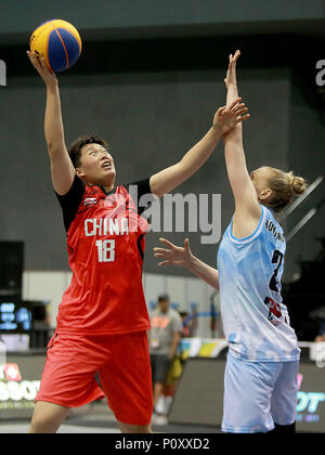 Bulacan, Philippinen. 10 Juni, 2018. Zhang Zhiting (L) von China schießt gegen Nadezhda Kondrakova Kasachstans während der Frauen Pool B Match in der FIBA 3x3 Wm in der Provinz Bulacan, die Philippinen, 10. Juni 2018. China gewann 15-13. Credit: rouelle Umali/Xinhua/Alamy leben Nachrichten Stockfoto