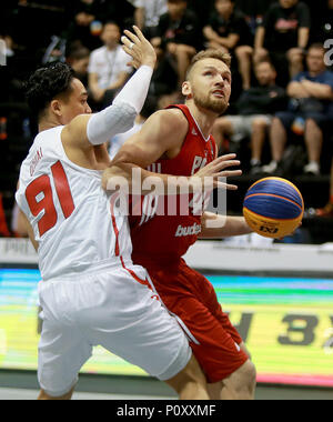 Provinz Bulacan, Philippinen. 10 Juni, 2018. Szymon Rduch (R) von Polen bricht durch die Verteidigung von Tomoya Ochiai Japan während der Men's Pool B Gleiches an der FIBA 3x3 Wm in der Provinz Bulacan, die Philippinen, 10. Juni 2018. Polen gewann 20-16. Credit: rouelle Umali/Xinhua/Alamy leben Nachrichten Stockfoto