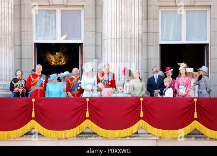 Königin Elizabeth II., Prinzessin Anne, Sir Timothy Laurence, Prinz William und Prinz George und Prinzessin Charlotte, Prinz Harry und Meghan Markle, Prinz Charles, Prinz von Wales und Camilla, Herzogin von Cornwall und Kate, Herzogin von Cambridge, Prinz Andrew und Prinz Edward, Sophie, Gräfin von Wessex und Louise Windsor Prinzessin Eugenie und Prinzessin Beatrice und James, Prinzessin Anne, Prinz Michael von Kent und Prinzessin Michael von Kent auf dem Balkon des Buckingham Palace in London, am 09 Juni, 2018, die Farbe zu besuchen, die Königinnen geburtstag Parade Foto: Albert Nieboer/Niederlande O Stockfoto