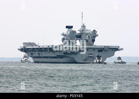 Portsmouth, Großbritannien. 10. Juni 2018. Von einer riesigen Menge beobachtet, Royal Navy Flugzeugträger HMS Queen Elizabeth fährt Ihr Heimathafen Portsmouth für Ihren neuesten Bereitstellung. Stockfoto