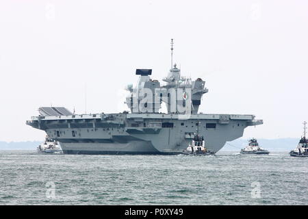 Portsmouth, Großbritannien. 10. Juni 2018. Von einer riesigen Menge beobachtet, Royal Navy Flugzeugträger HMS Queen Elizabeth fährt Ihr Heimathafen Portsmouth für Ihren neuesten Bereitstellung. Stockfoto