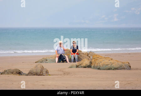 Whitsand Bay, Cornwall, England, 10. Juni 2018. UK Wetter - Warme und sonnige Wetter am Strand von Whitsand Bay als Menschen das Wetter vor dem Atlantik wetter Fronten in am Ende der Woche verschieben. Rame Halbinsel, Cornwall. Stockfoto