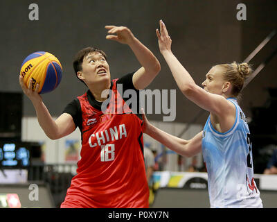 Bulacan, Philippinen. 10 Juni, 2018. Zhang Zhiting (L) von China schießt den Ball gegen Nadezhda Kondrakova Kasachstans während der Frauen Pool B Match in der FIBA 3x3 Wm in der Provinz Bulacan, die Philippinen, 10. Juni 2018. China gewann 15-13. Credit: rouelle Umali/Xinhua/Alamy leben Nachrichten Stockfoto