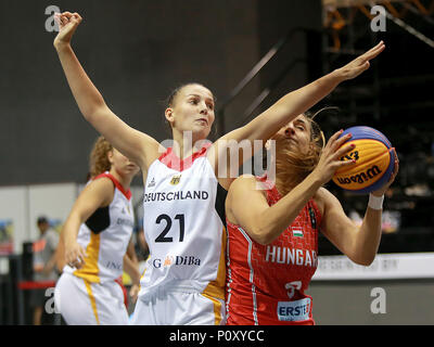 Provinz Bulacan, Philippinen. 10 Juni, 2018. Bettina Bozoki (R) von Ungarn Mias gegen Lara Müller von Deutschland während der Frauen Pool 3D/3D Match an der FIBA 3x3 Wm in der Provinz Bulacan, die Philippinen, 10. Juni 2018. Ungarn gewann 16-13. Credit: rouelle Umali/Xinhua/Alamy leben Nachrichten Stockfoto