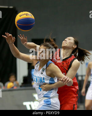 Provinz Bulacan, Philippinen. 10 Juni, 2018. Li Yingyun (R) von China Mias gegen Victoria Llorente Argentiniens während der Frauen Pool B Gleiches an der FIBA 3x3 Wm in der Provinz Bulacan, die Philippinen, 10. Juni 2018. China gewann 22-4. Credit: rouelle Umali/Xinhua/Alamy leben Nachrichten Stockfoto