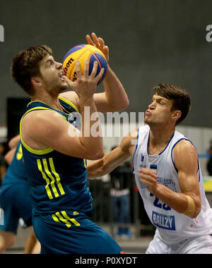 Bulacan, Philippinen. 10 Juni, 2018. Anze Srebovt (L) von Slowenien schießt den Ball gegen Martin Dorbek Estlands während der Men's Pool B Match in der FIBA 3x3 Wm in der Provinz Bulacan, die Philippinen, 10. Juni 2018. Slowenien gewann 21-15. Credit: rouelle Umali/Xinhua/Alamy leben Nachrichten Stockfoto