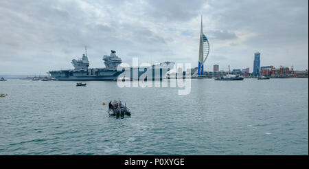 Portsmouth, Großbritannien. 10. Juni 2018. HMS QUEEN ELIZABETH - die Royal Navy neueste und bisher größte Kriegsschiff - Segel aus Portsmouth nur für die zweite Gelegenheit, dieses Mal die Überschrift für die USA für die erste der Klasse fliegen Studien und warmes Wetter Meer Studien der Credit: Julian Gazzard/Alamy leben Nachrichten Stockfoto