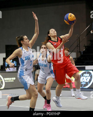 Provinz Bulacan, Philippinen. 10 Juni, 2018. Li Yingyun (R) von China Mias gegen Julieta Mungo (L) und Brenda Schmidt von Argentinien während der Frauen Pool B Gleiches an der FIBA 3x3 Wm in der Provinz Bulacan, die Philippinen, 10. Juni 2018. China gewann 22-4. Credit: rouelle Umali/Xinhua/Alamy leben Nachrichten Stockfoto